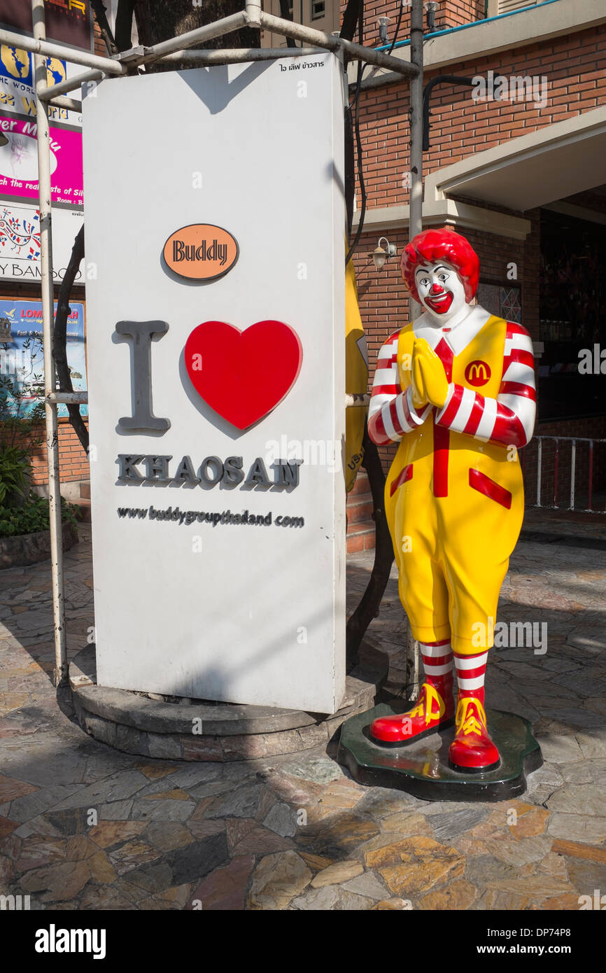 Mcdonalds Werbung und Buddy Hotel Khao San Road in Bangkok Stockfoto
