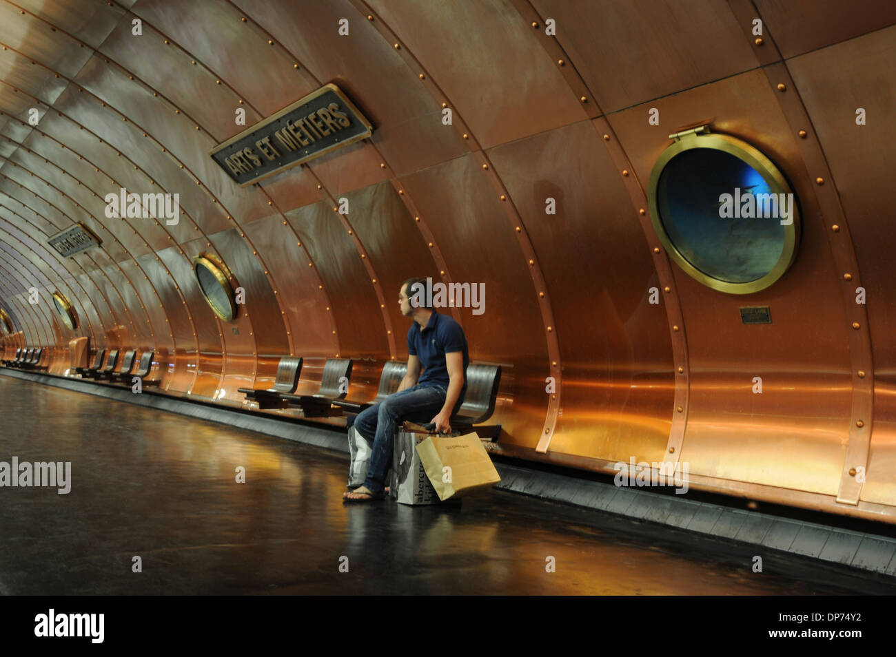 Arts et Métiers u-Bahnstation, Paris, Frankreich. Im Jahr 1994 überarbeitet von Belgien Künstler Francois Schuiten Stockfoto