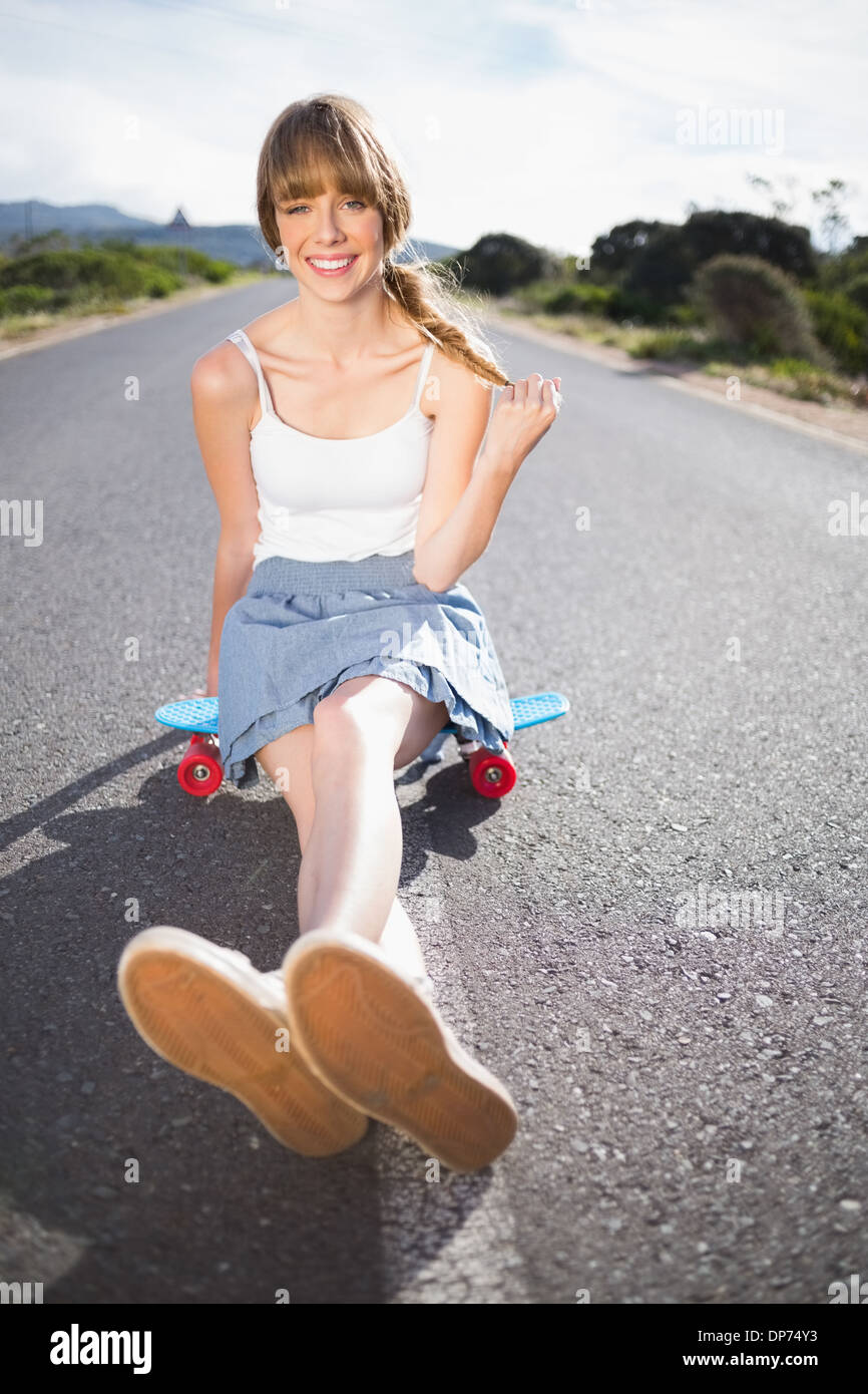 Coole Skater-Girl sitzen auf ihrem skateboard Stockfoto