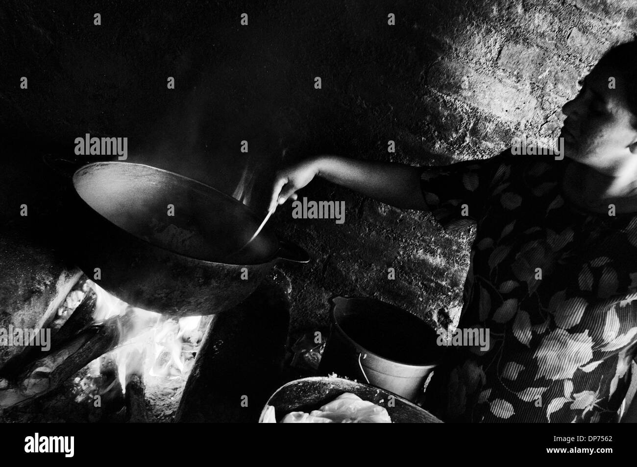 11. Januar 2005; Managua, NICARAGUA; Brandgefahr - gezeichnet fürs Leben von einem Koch Unfall habe diese nicaraguanischen Frau was alle Arme Menschen tun müssen, um zu überleben, ging sie gleich wieder zu tun, was sie verletzt. Sie freiwillig sogar ihre Küche Dienste in einem örtlichen Fütterung Zentrum, wo ihre Kinder erhalten Essen. Stockfoto