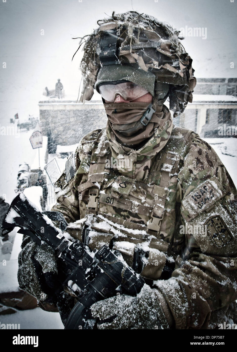 US Army Pfc. Dewey So mit Schnee bedeckt während eines Sturms während einer Patrouille 15. Januar 2012 im Dorf Marzak, Provinz Paktika, Afghanistan. Stockfoto