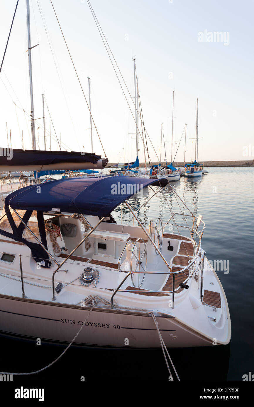 Segelboote bei Sonnenuntergang in den alten Hafen von Chania in Kreta, Griechenland Stockfoto