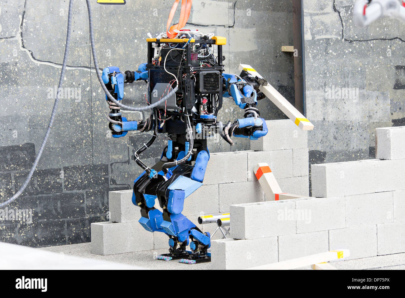Team-SCHAFT S-One-Roboter während der DARPA Rescue Robot Showdown auf dem Homestead-Miami Speedway 20. Dezember 2013 in Homestead, FL. Die DARPA-Veranstaltung soll Teams Roboter zu entwerfen, die humanitäre Hilfe, Katastrophenhilfe und damit verbundene Geschäfte durchführen wird herausfordern. Stockfoto