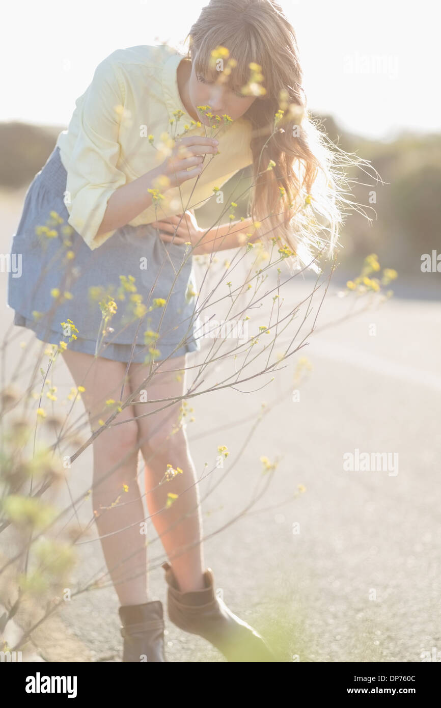 Friedliche Hipster Mädchen Blumen riechen Stockfoto