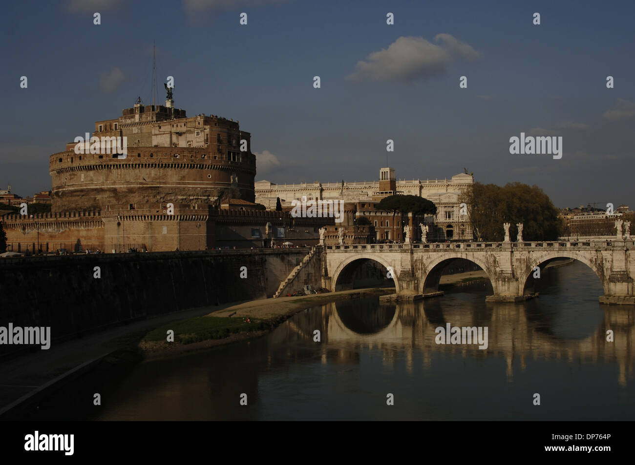 Italien. Rom. Mausoleum des Kaisers Hadrian oder Schloss Sant. 2. Jahrhundert und Brücke von Bernini gestaltet. Stockfoto