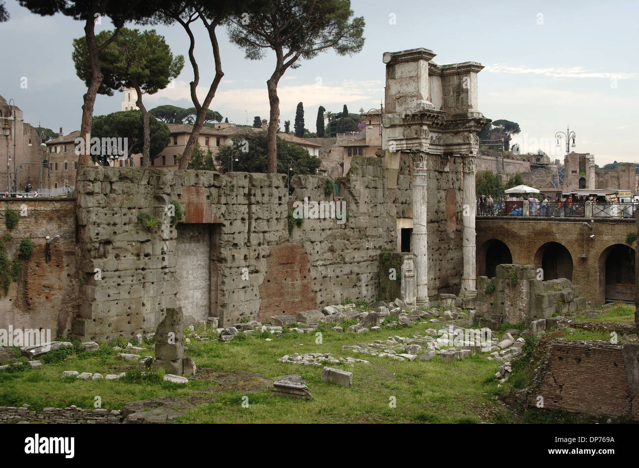 Italien. Rom. Forum von Nerva, auch als vorübergehende Forum (Forum Transitorium) bezeichnet. Teilansicht und die Colonacce. Stockfoto