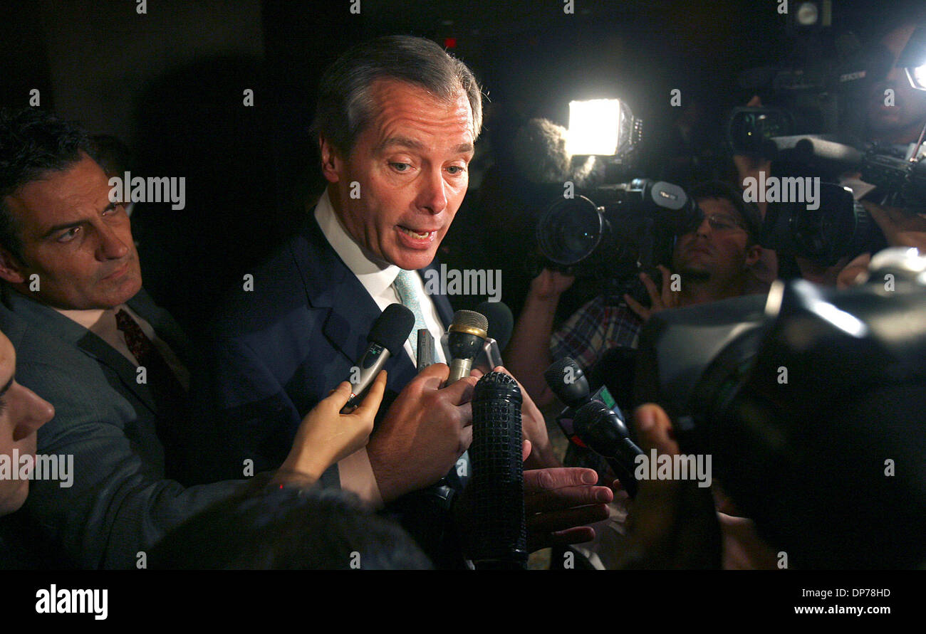 7. November 2006; Austin, TX, USA;  LT. Governor DAVID DEWHURST beantwortet Fragen von einem Mob von Reportern auf die Perry-Wahl-Nacht-Party im Omni Hotel in Austin Dienstag Abend.  Dewhurst erschien kurz einige Stunden vor der geplanten Ankunft von Gouverneur Rick Perry. Obligatorische Credit: Foto von Tom Reel/San Antonio Express-News/ZUMA Press. (©) Copyright 2006 von San Antonio Expr Stockfoto