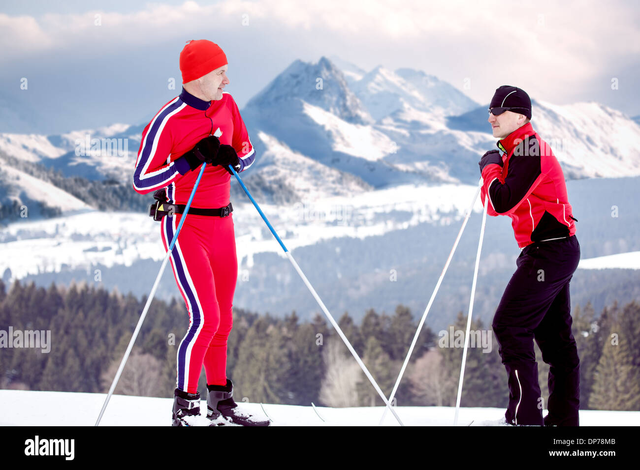 zwei Männer Langlauf vor Winterlandschaft Stockfoto