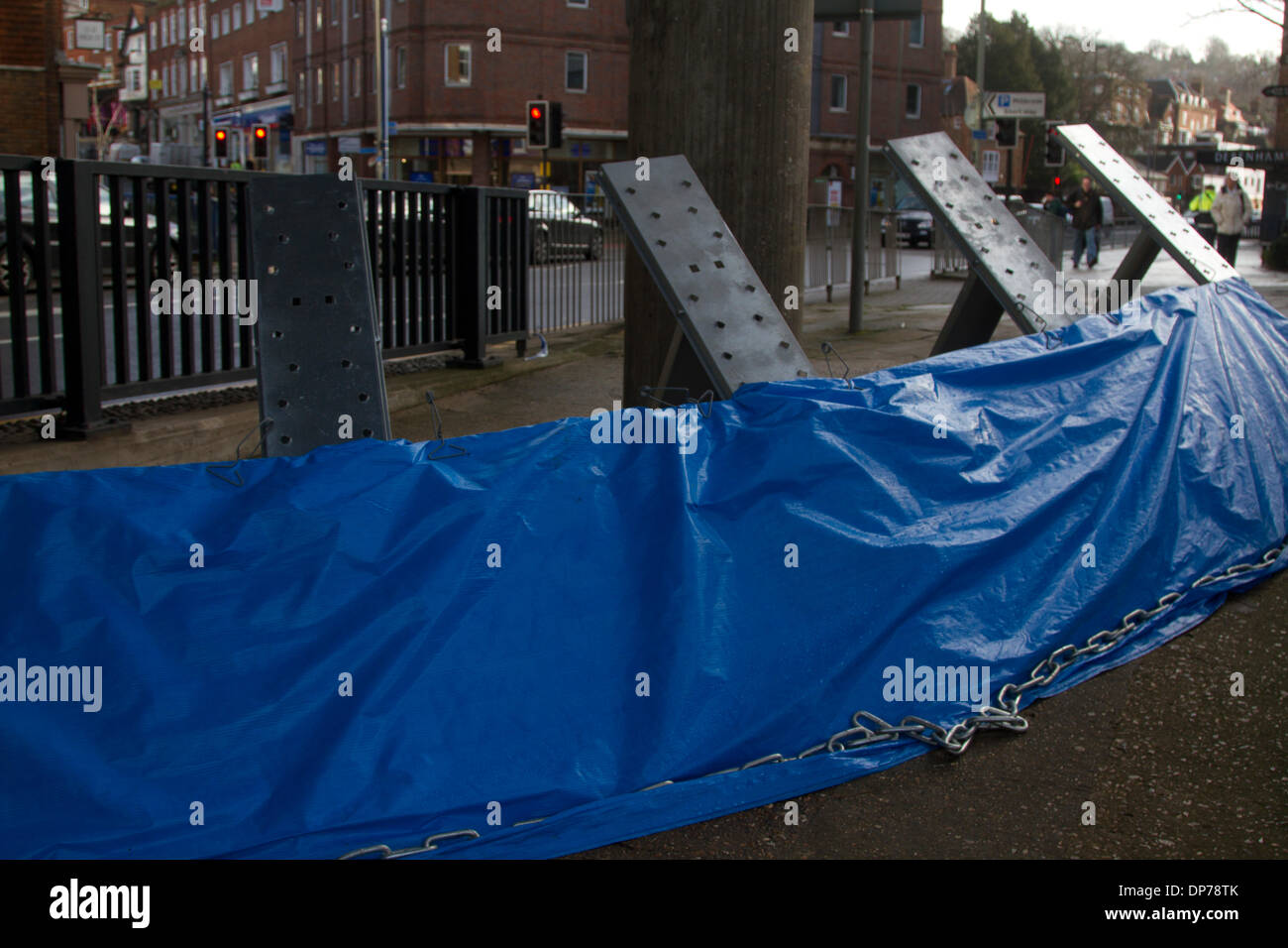 Guildford Surrey, UK. 8. Januar 2014. Das Landesumweltamt hat Flut für den Fluss Wey in Surrey Verwarnung als Wasserstände weiter steigen. Temporäre Flut Barrieren installiert wurden, Guildford Stadtzentrum zum Schutz vor Überschwemmungen Credit: Amer Ghazzal/Alamy Live-Nachrichten Stockfoto