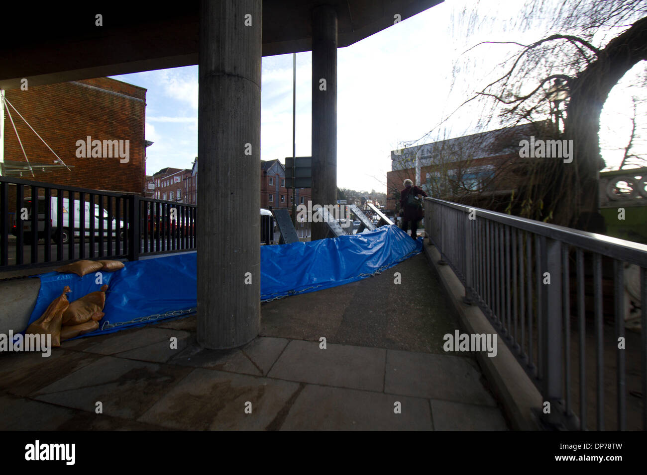 Guildford Surrey, UK. 8. Januar 2014. Das Landesumweltamt hat Flut für den Fluss Wey in Surrey Verwarnung als Wasserstände weiter steigen. Temporäre Flut Barrieren installiert wurden, Guildford Stadtzentrum zum Schutz vor Überschwemmungen Credit: Amer Ghazzal/Alamy Live-Nachrichten Stockfoto
