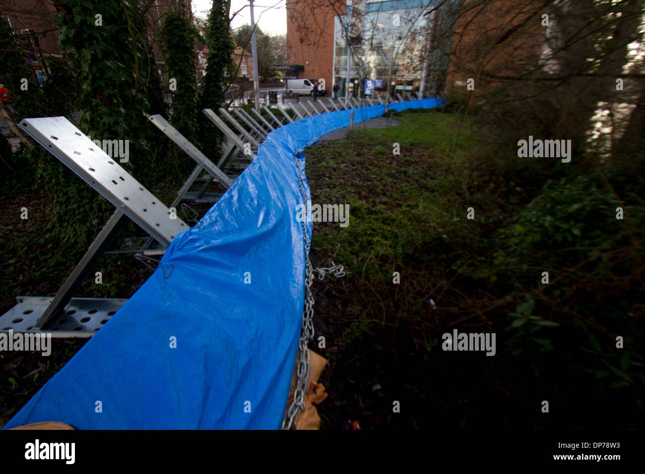 Guildford Surrey, UK. 8. Januar 2014. Das Landesumweltamt hat Flut für den Fluss Wey in Surrey Verwarnung als Wasserstände weiter steigen. Temporäre Flut Barrieren installiert wurden, Guildford Stadtzentrum zum Schutz vor Überschwemmungen Credit: Amer Ghazzal/Alamy Live-Nachrichten Stockfoto