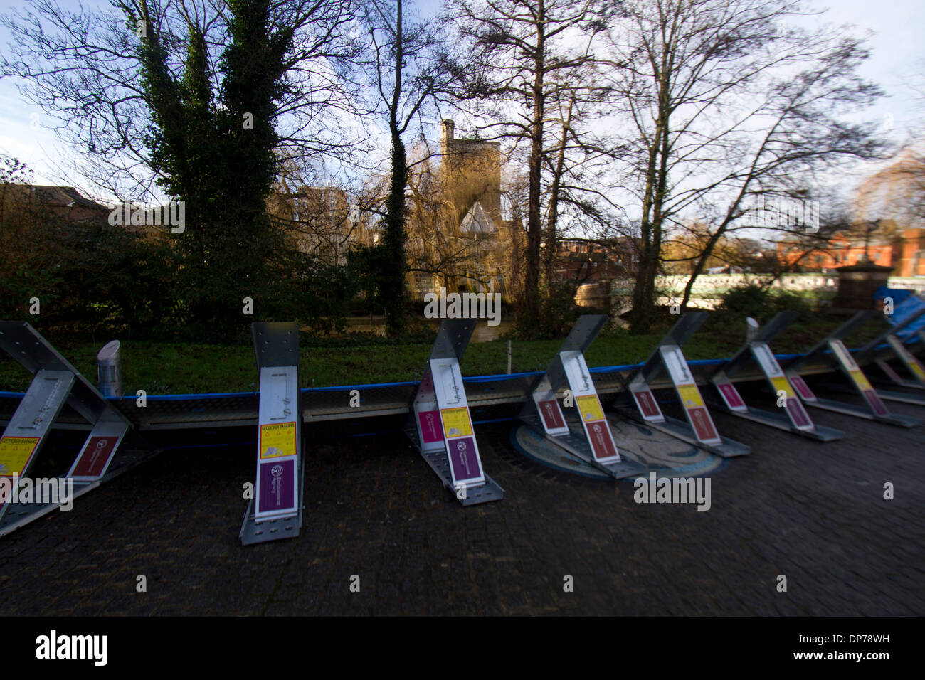 Guildford Surrey, UK. 8. Januar 2014. Das Landesumweltamt hat Flut für den Fluss Wey in Surrey Verwarnung als Wasserstände weiter steigen. Temporäre Flut Barrieren installiert wurden, Guildford Stadtzentrum zum Schutz vor Überschwemmungen Credit: Amer Ghazzal/Alamy Live-Nachrichten Stockfoto