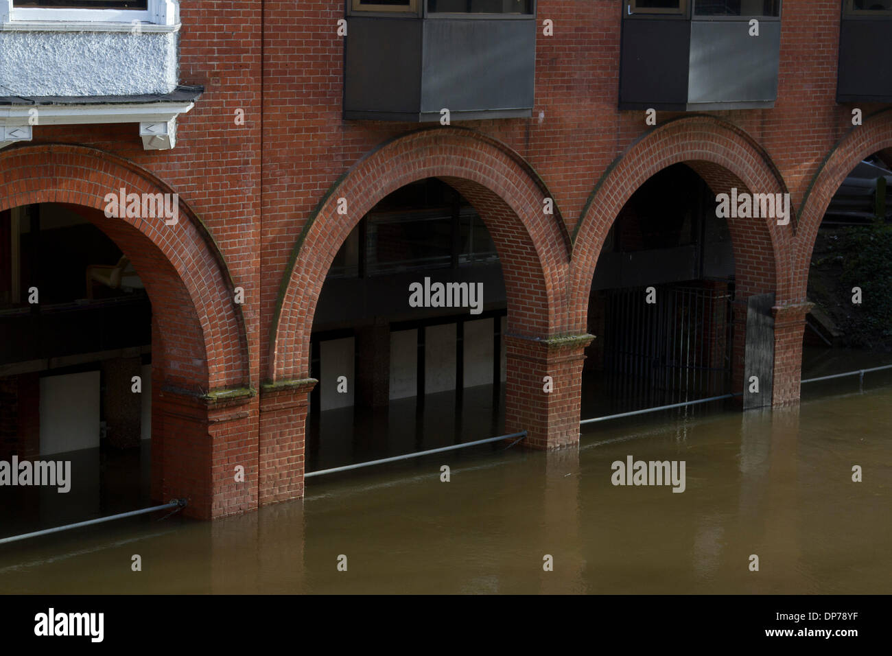 Guildford Surrey, UK. 8. Januar 2014. Das Landesumweltamt hat Flut für den Fluss Wey in Surrey Verwarnung als Wasserstände weiter steigen. Temporäre Flut Barrieren installiert wurden, Guildford Stadtzentrum zum Schutz vor Überschwemmungen Credit: Amer Ghazzal/Alamy Live-Nachrichten Stockfoto