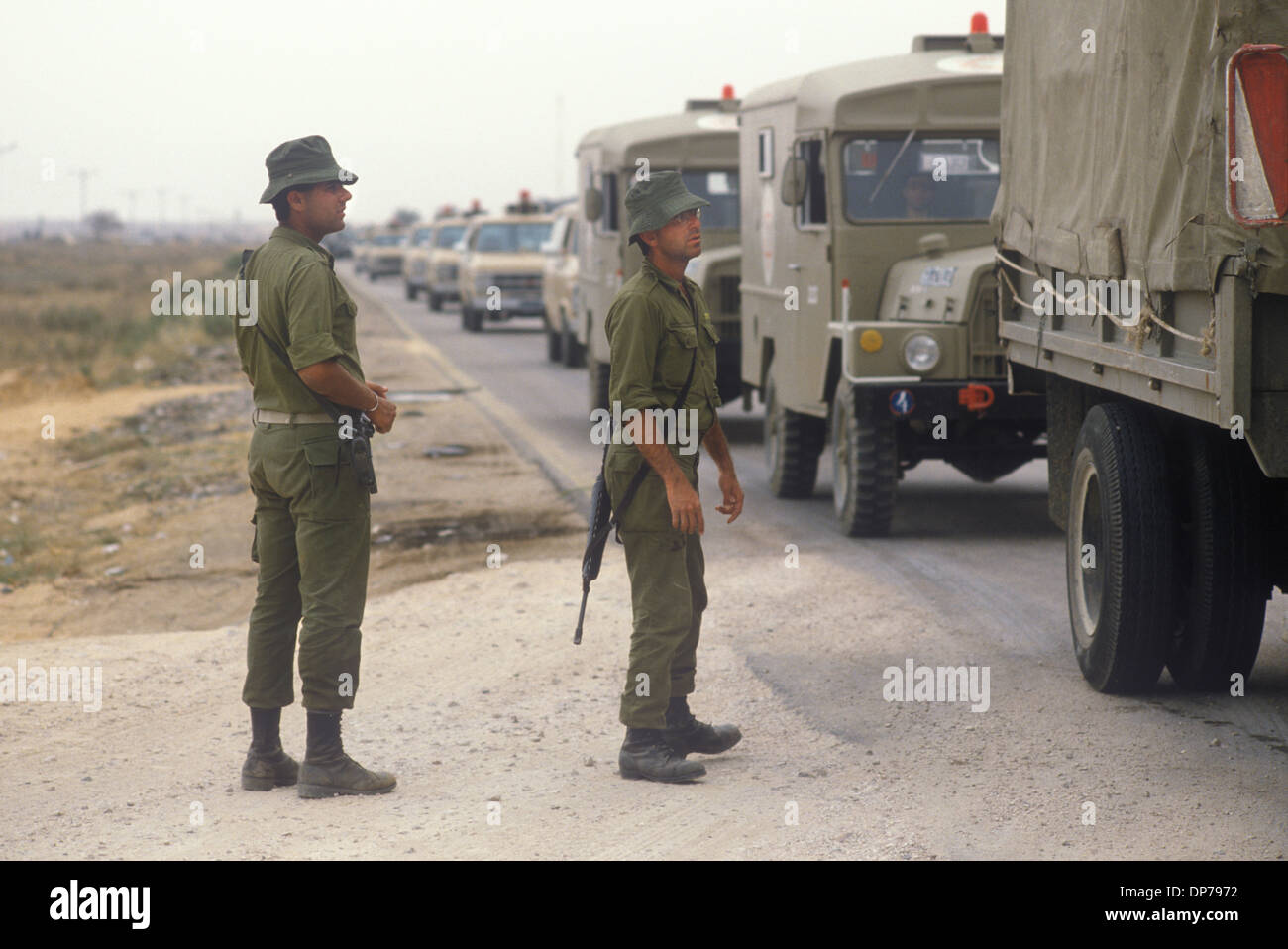 Rafah, Palästinenser, Gazastreifen um April 1982. Israelische Soldaten kontrollieren Armeefahrzeuge an der neuen Überfahrt nach Ägypten. Als sich Israel 1982 aus dem Sinai zurückzog, wurde Rafah in einen Gazanteil und einen ägyptischen Teil geteilt, der Familien trennte, die durch Stacheldrahtschranken getrennt waren. Der Kern der Stadt wurde von Israel und Ägypten zerstört, um eine große Pufferzone zu schaffen. 1980er Jahre HOMER SYKES Stockfoto