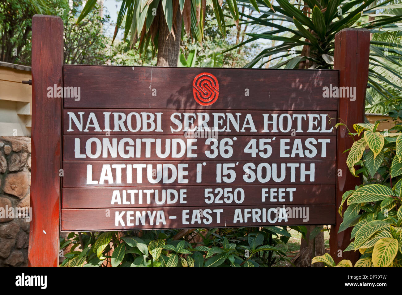 Schwarzes Brett am Eingang zum Nairobi Serena Hotel Nairobi Kenia Afrika zeigt Details Höhe Längen-und Breitengrade Stockfoto