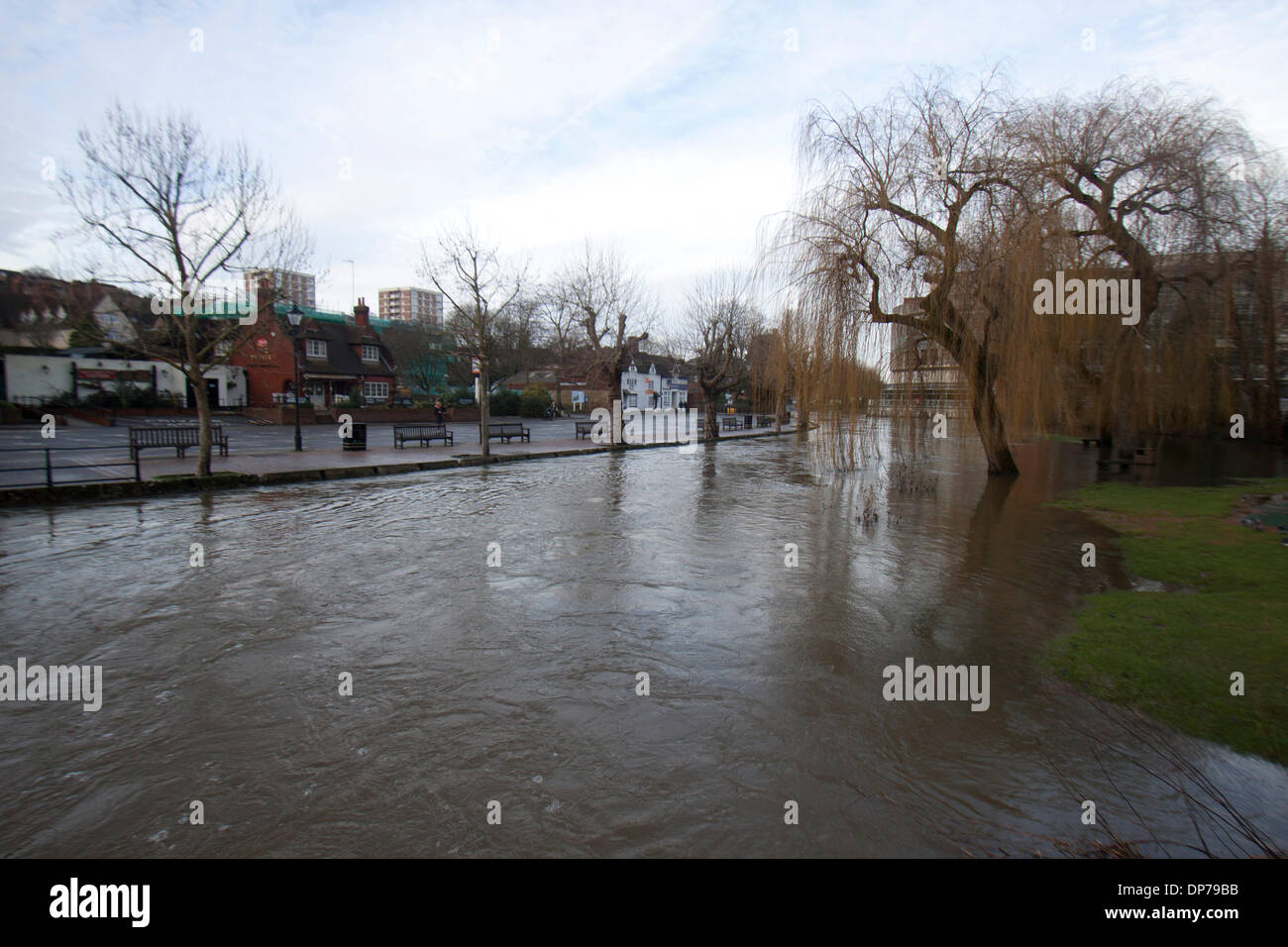 Guildford Surrey, UK. 8. Januar 2014. Das Landesumweltamt hat Flut für den Fluss Wey in Surrey Verwarnung als Wasserstände weiter steigen. Temporäre Flut Barrieren installiert wurden, Guildford Stadtzentrum zum Schutz vor Überschwemmungen Credit: Amer Ghazzal/Alamy Live-Nachrichten Stockfoto