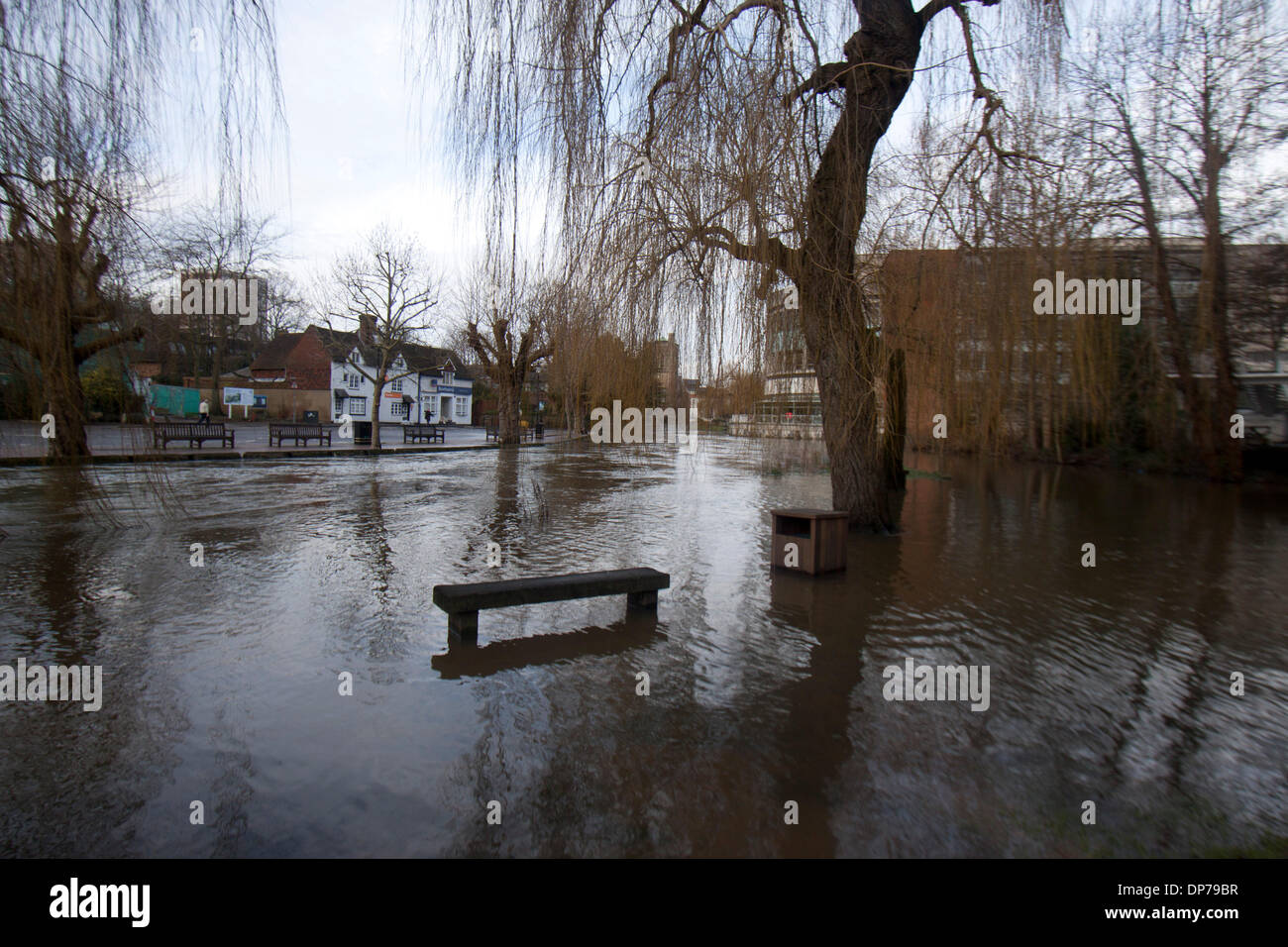 Guildford Surrey, UK. 8. Januar 2014. Das Landesumweltamt hat Flut für den Fluss Wey in Surrey Verwarnung als Wasserstände weiter steigen. Temporäre Flut Barrieren installiert wurden, Guildford Stadtzentrum zum Schutz vor Überschwemmungen Credit: Amer Ghazzal/Alamy Live-Nachrichten Stockfoto