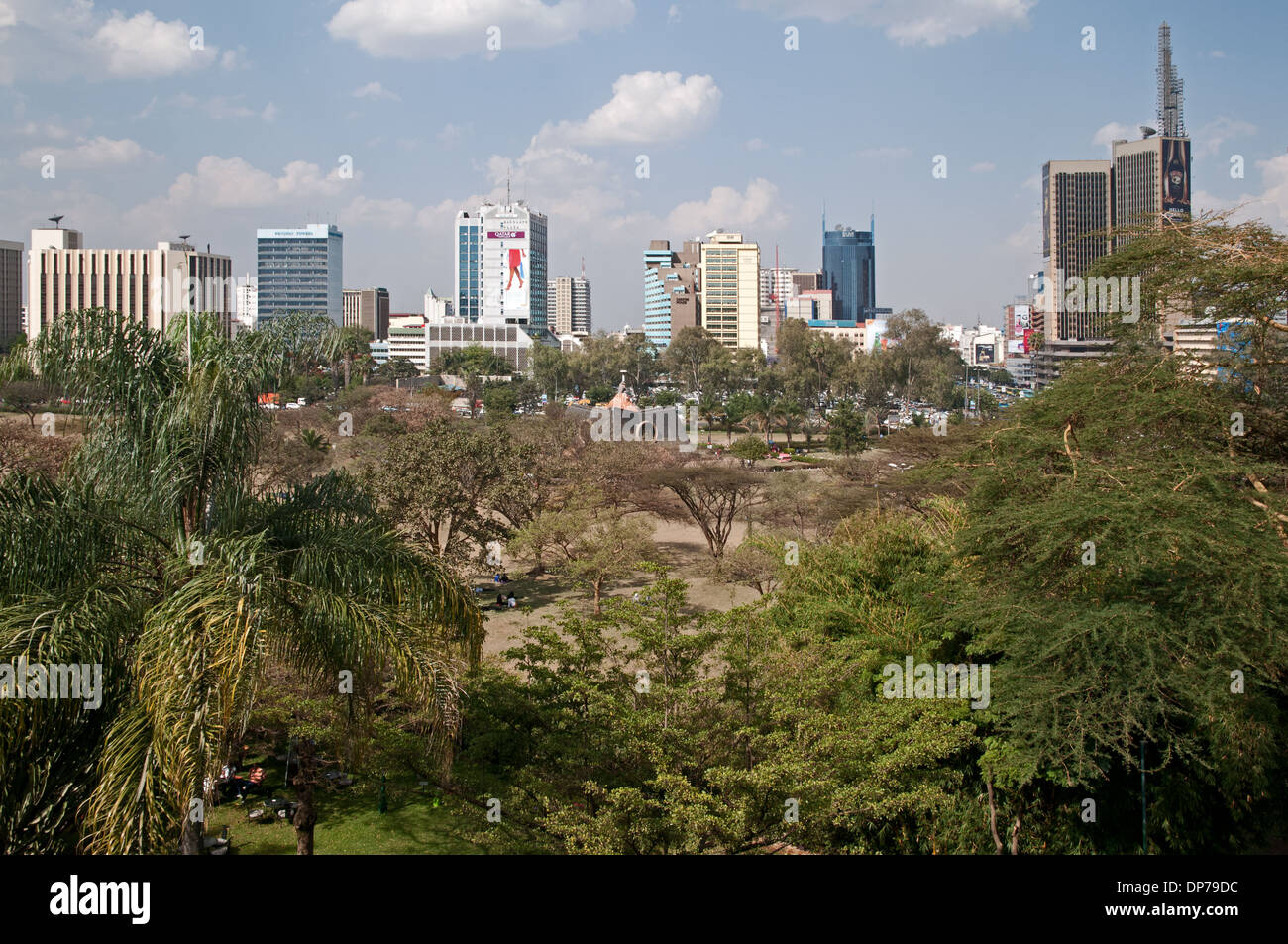 Skyline von Nairobi mit Multi geschossige Hochhäuser gesehen über Uhuru Park und Nyayo Monument aus Nairobi Serena Hotel Stockfoto