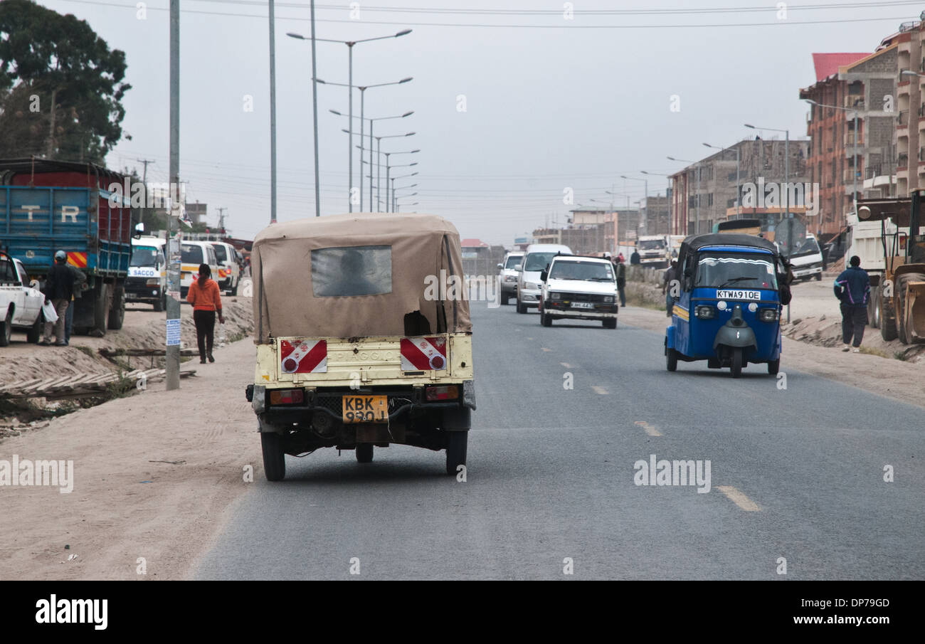 Tuk Tuk Taxis und Nairobi Namanga Straßenverkehr im Kajiado Kenia Afrika Stockfoto