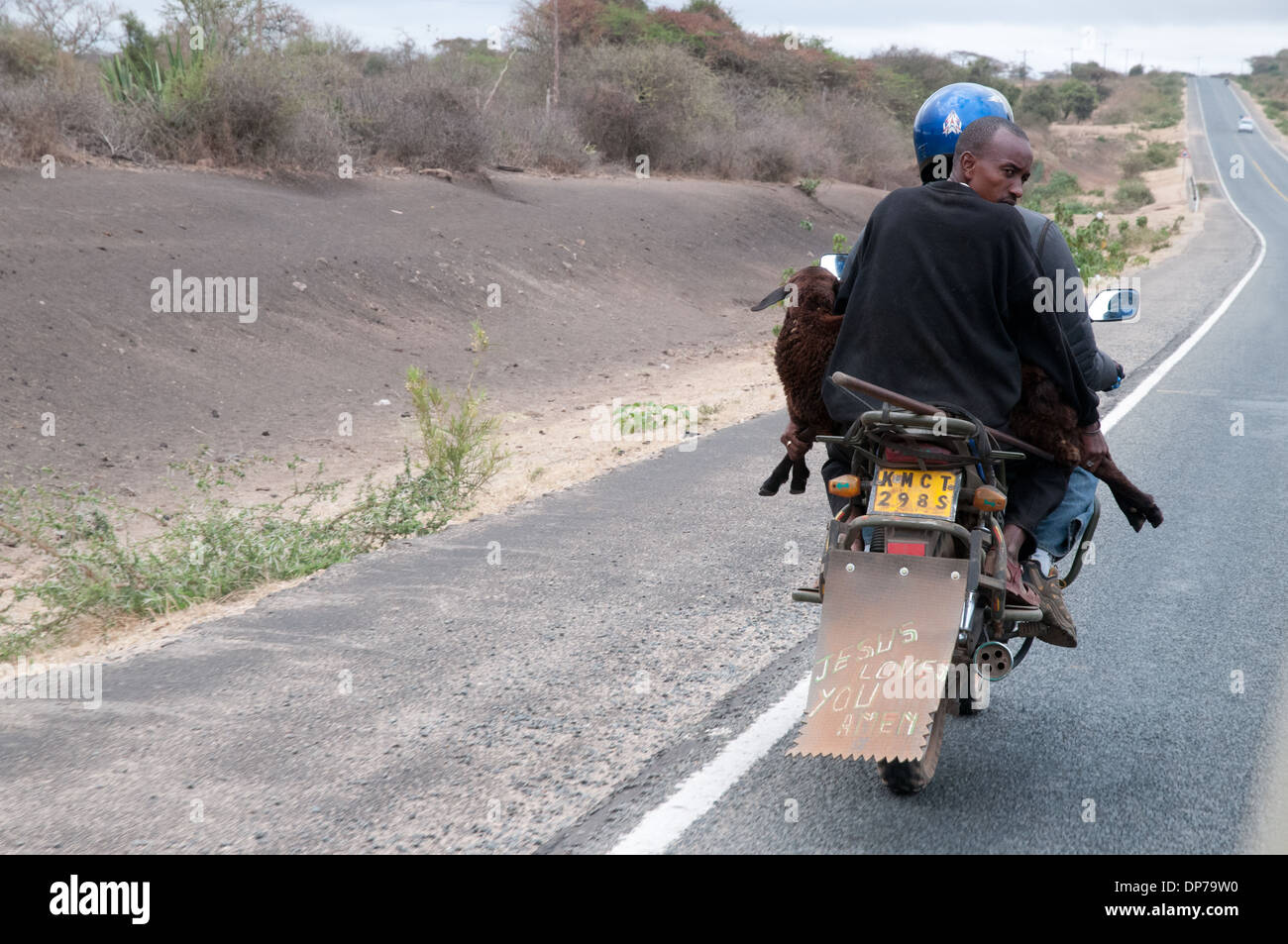 Motor Cycle-Taxi mit Kunden tragen eine Ziege auf Nairobi Namanga Straße südlich von Kajiado Kenia Afrika Stockfoto