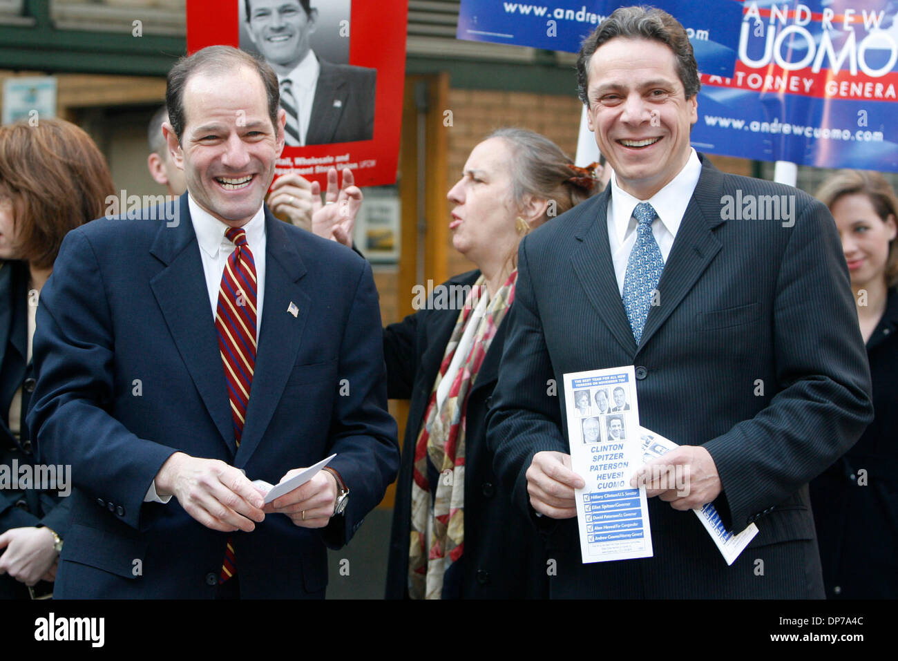 7. November 2006; New York, NY, USA; Nach dem Gießen ihre Stimmzettel, Kampagnen-NY demokratischer gubernatorial Anwärter ELIOT SPITZER und demokratische Kandidat NY Generalstaatsanwalt ANDREW CUOMO außerhalb der 72. und Broadway u-Bahnstation in Manhattan. Obligatorische Credit: Foto von Angel Chevrestt/ZUMA Press. (©) Copyright 2006 von Angel Chevrestt Stockfoto