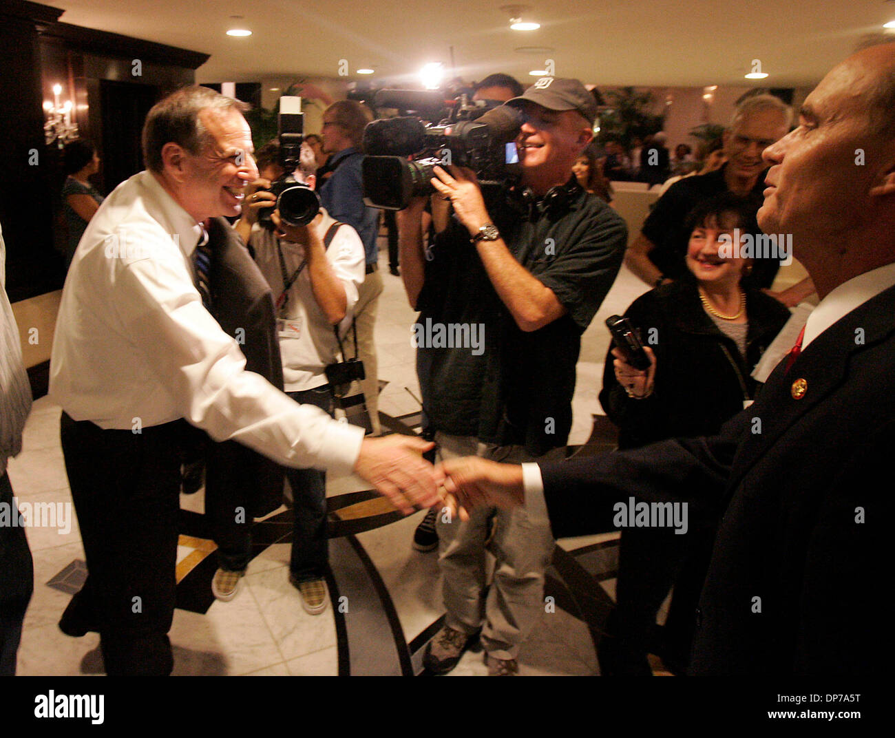 7. November 2006; San Diego, CA, USA; San Diego Gegend Kongressabgeordneten, Demokrat BOB FILNER wiedergewählt und Republikaner BRIAN BILBRAY laufen ineinander auf die Aufzüge im Hotel U. S. Grant und schütteln sich die Hände. Ihre relative Mehrheit/Minderheitenstatus Haus gerade geändert. Obligatorische Credit: Foto von Howard Lipin/SDU-T/ZUMA Press. (©) Copyright 2006 by SDU-T Stockfoto