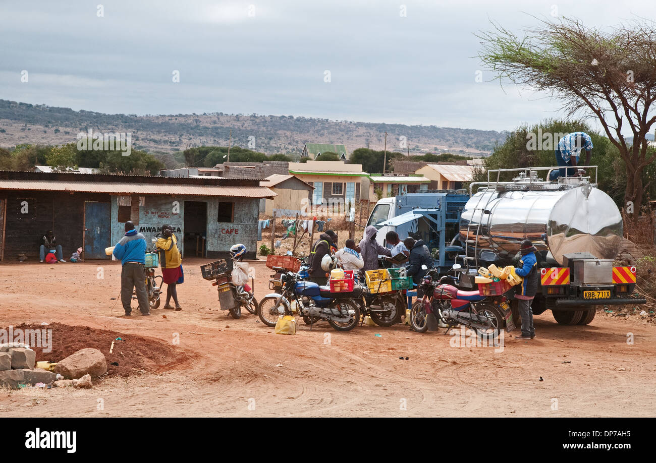 Tanker, die Milch von Motorradfahrern, die Sammelstelle in der Nähe von Namanga Kenia von der örtlichen Bevölkerung zu sammeln Stockfoto