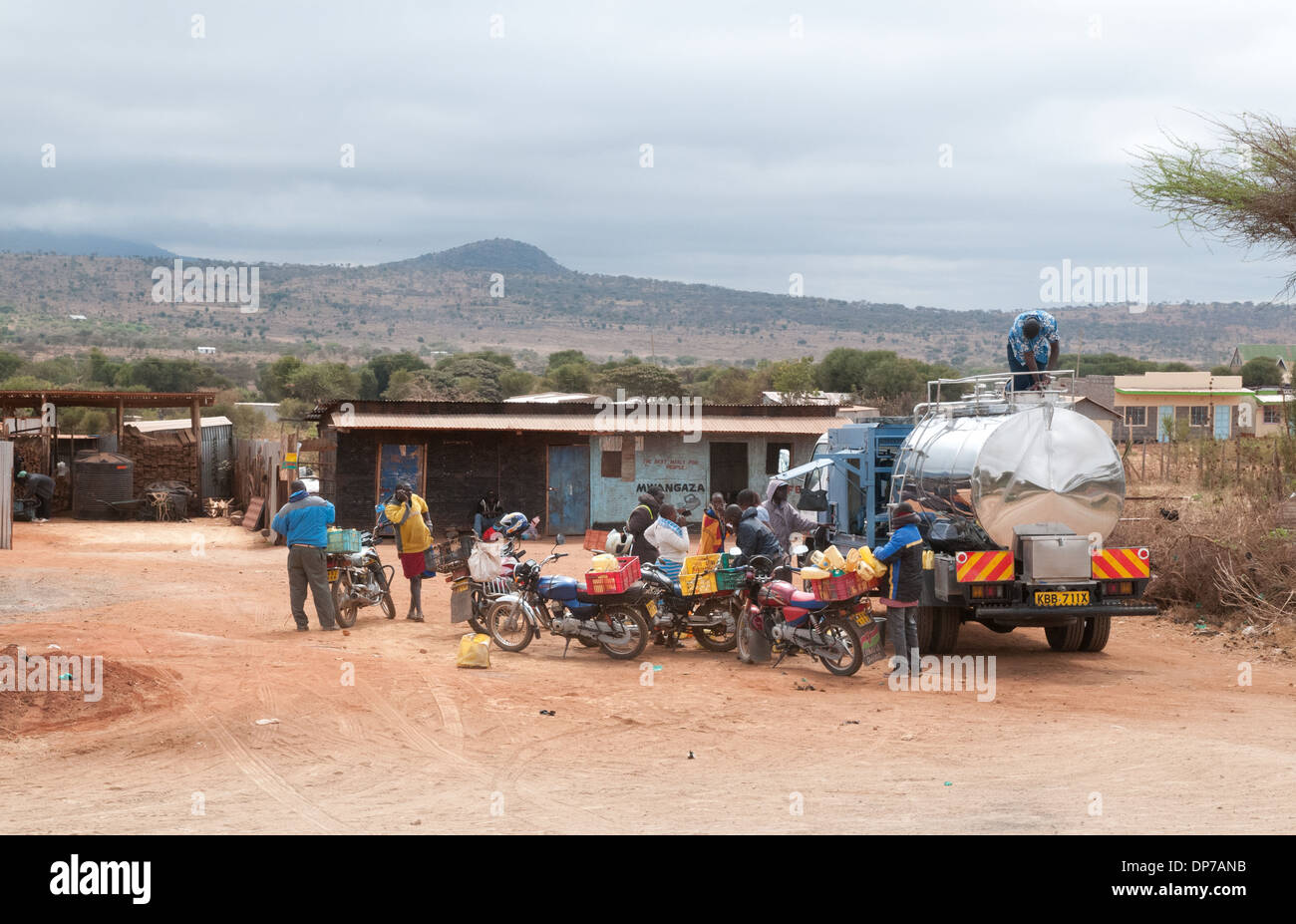 Tanker, die Milch von Motorradfahrern, die Sammelstelle in der Nähe von Namanga Kenia von der örtlichen Bevölkerung zu sammeln Stockfoto