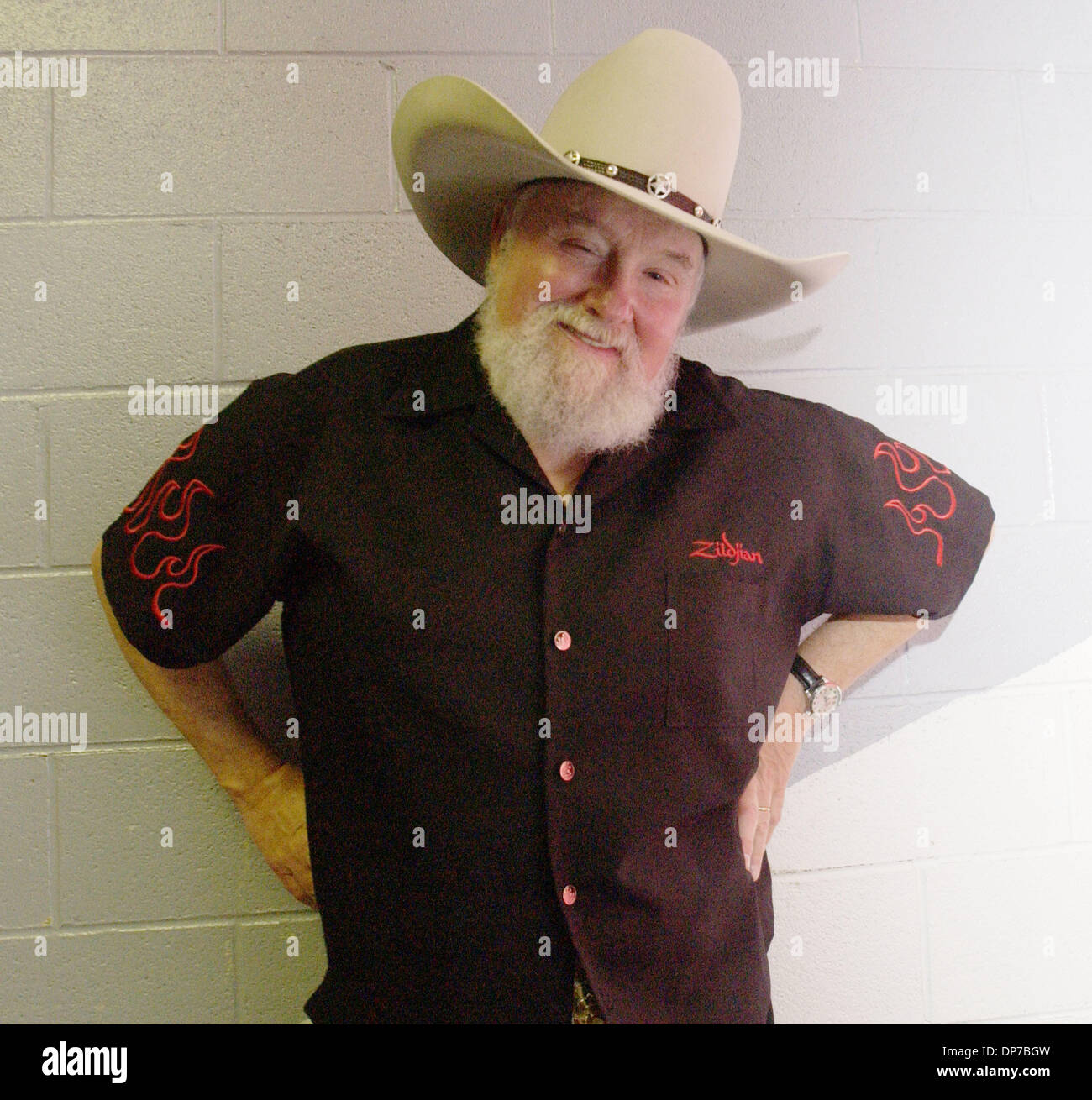 10. November 2006; Fayetteville, NC, USA; Legendäre Musiker CHARLIE DANIELS dauert einen Moment, für die Kamera posieren vor der Durchführung mit The Charlie Daniels Band am Krone-Theater. Daniels ist eine südliche Westerner spielt eine Mischung aus Rock, Country, Bluegrass, Blues und Gospel. Obligatorische Credit: Foto von Jason Moore/ZUMA Press. (©) Copyright 2006 von Jason Moore Stockfoto