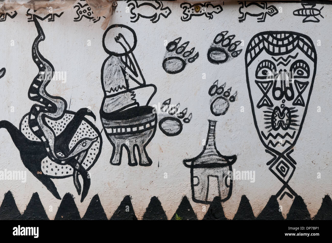Fantasievoller afrikanischer Kunst arbeitest du für Zeichnungen und Graffiti Straße Seite Duka shopping Touristen Stop nördlich durch Namanga Kenia Afrika Stockfoto