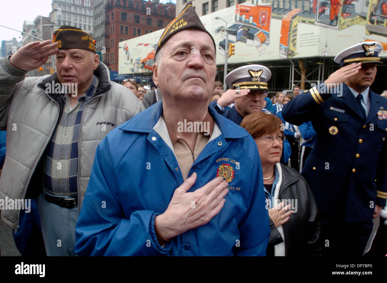 11. November 2006; MANHATTAN, NEW YORK, USA; Korea-Krieg-Veteran Jack Dresher, 77, Long Island City salutiert während der jährlichen New York City Veteranen Day Parade entlang der Fifth Avenue.  Obligatorische Credit: Foto von Bryan Smith/ZUMA Press. (©) Copyright 2006 von Bryan Smith Stockfoto