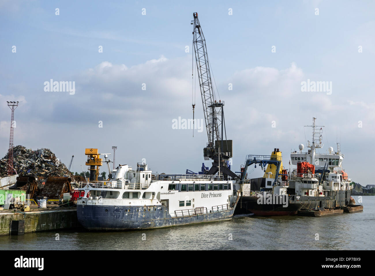 Alte Schiff abgebaut zum Recycling von Schrott bei Van Heyghen Recycling Export terminal, Hafen von Gent, Ost-Flandern, Belgien Stockfoto