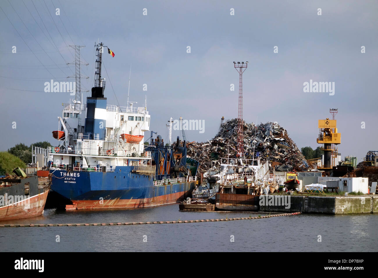 Alte Schiff abgebaut zum Recycling von Schrott bei Van Heyghen Recycling Export terminal, Hafen von Gent, Ost-Flandern, Belgien Stockfoto