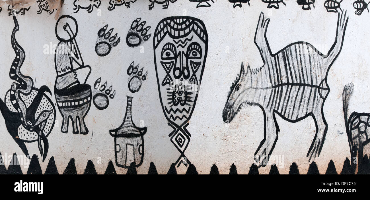 Fantasievoller afrikanischer Kunst arbeitest du für Zeichnungen und Graffiti Straße Seite Duka shopping Touristen Stop nördlich durch Namanga Kenia Afrika Stockfoto