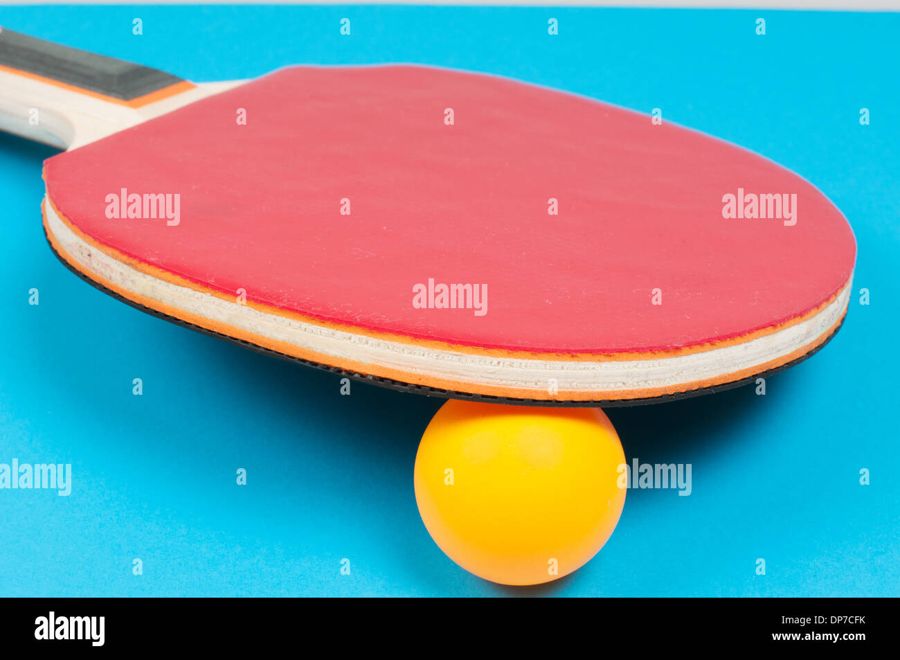 Tischtennisschläger mit orange Ballvorrat Bild Stockfoto
