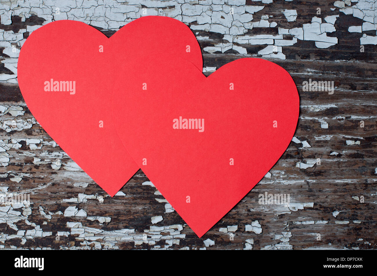 Zwei Papierherzen auf ein altes Holz Stockfoto