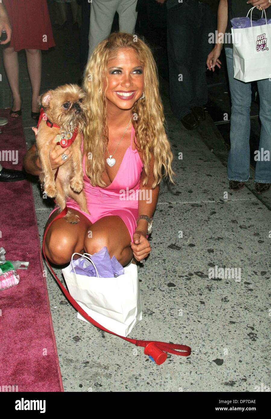 2. August 2006 - New York, New York, US - K49227ML. OLD NAVY und VH1 hosten die 100. EPISODE von '' BEST WEEK EVER'' - EXITS FESTZELT--NEW YORK NewYork -08/02/06.  -2006.SAMANTHA COLE (Kredit-Bild: © Mitchell Levy/Globe Photos/ZUMAPRESS.com) Stockfoto