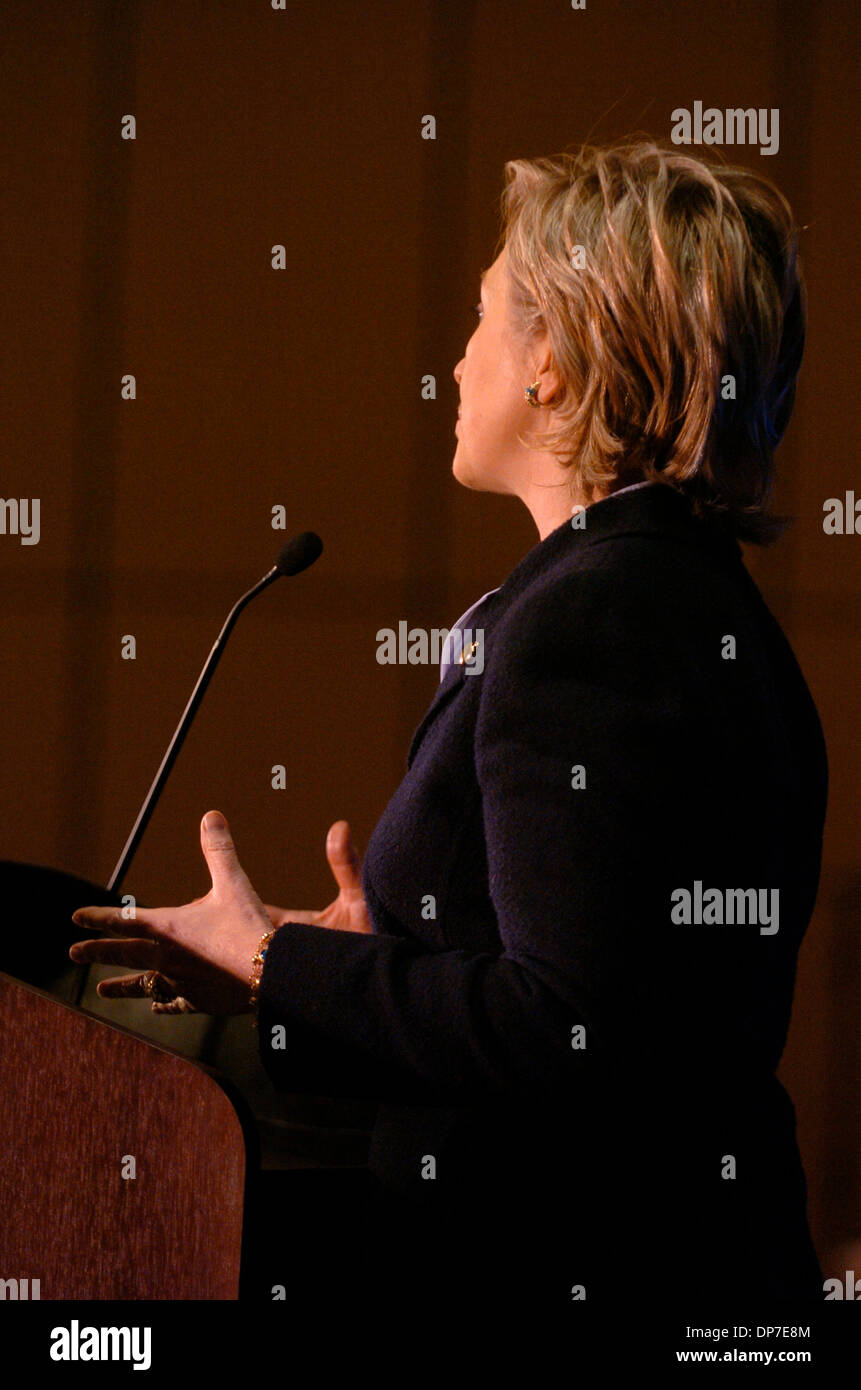 13. November 2006; MANHATTAN, NEW YORK, USA; Senator HILLARY RODHAM CLINTON spricht das Publikum beim Verein für eine bessere New York (ABNY) Frühstück im Grand Hyatt New York Hotel. Die ABNY arbeitet als Katalysator, Wirtschaft, Politik, Arbeit und Non-Profit-Staats-und Regierungschefs gemeinsam Probleme mit Blick auf New York City zusammenzubringen.  Obligatorische Credit: Foto von Bryan Smith/ZUMA Pres Stockfoto