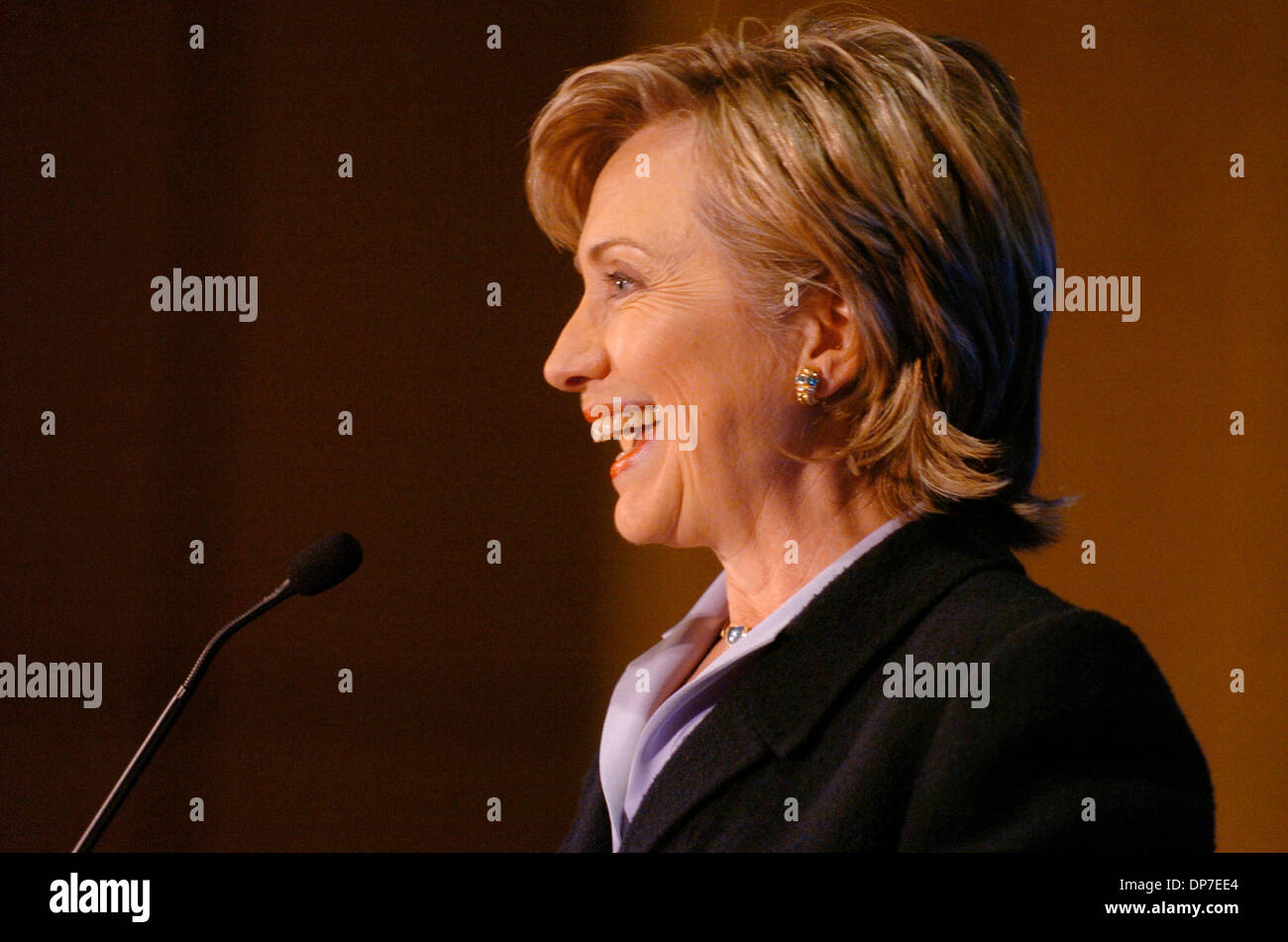 13. November 2006; MANHATTAN, NEW YORK, USA; Senator HILLARY RODHAM CLINTON spricht das Publikum beim Verein für eine bessere New York (ABNY) Frühstück im Grand Hyatt New York Hotel. Die ABNY arbeitet als Katalysator, Wirtschaft, Politik, Arbeit und Non-Profit-Staats-und Regierungschefs gemeinsam Probleme mit Blick auf New York City zusammenzubringen.  Obligatorische Credit: Foto von Bryan Smith/ZUMA Pres Stockfoto