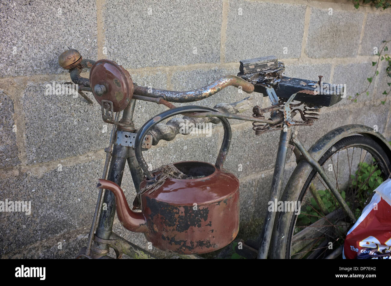 Alte rostige Fahrrad mit Teekanne Stockfoto