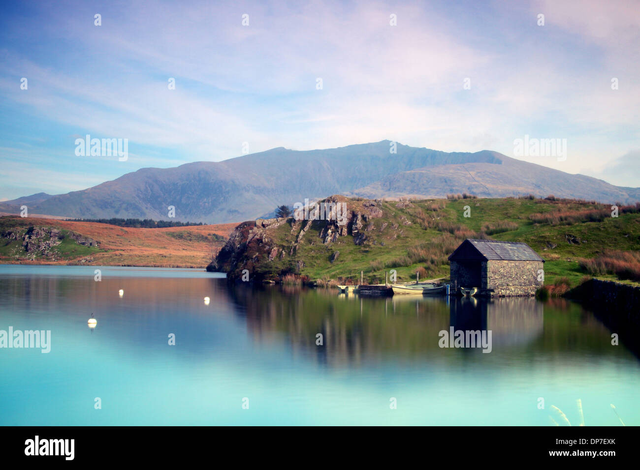 Llyn y Dywarchen, See zum Angeln in der Nähe von Rhyd Ddu, Snowdonia nach oben in Richtung Gipfel des Snowdon, der höchste Berg in Wales Stockfoto