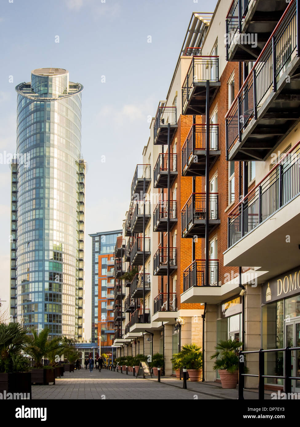 Moderne Wohnungen in Gunwharf Quays Portsmouth mit Nummer eins Gunwharf im Hintergrund speichert Stockfoto