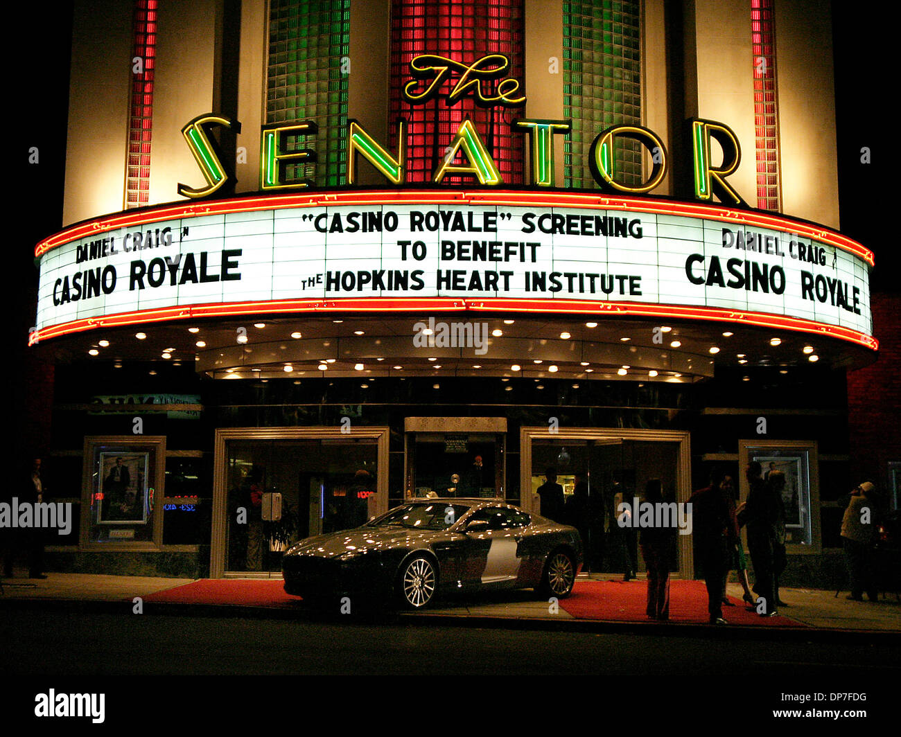 15. November 2006; Baltimore, Maryland, USA; Eine exklusive Vorführung des Casino Royale war im Senator Theater zu Gunsten der Johns-Hopkins-Herz-Institut am Mittwoch statt. Dies ist die vierte Bond-Version auf die Erlöse aus den Vorteil Screening The Dana und Albert R. "Cubby" Broccoli Center für Aortenerkrankungen in der Abteilung für Herzchirurgie an Johns unterstützen wird Stockfoto