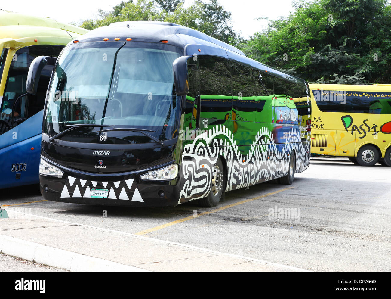 Ein Scania Irizar PB Reisebus mit Maya oder Azteken Schlange auf der Seite, Mexiko Stockfoto