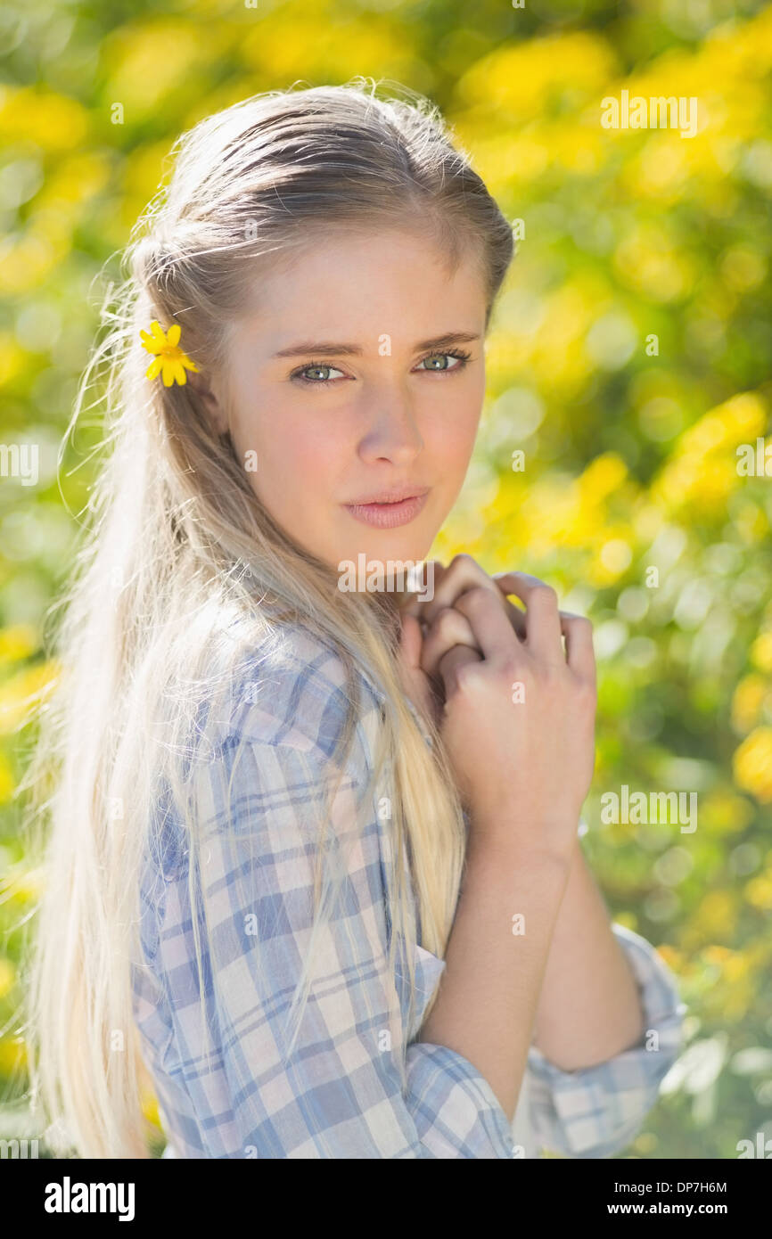 Fröhliche Frau mit Blume im Haar Stockfoto