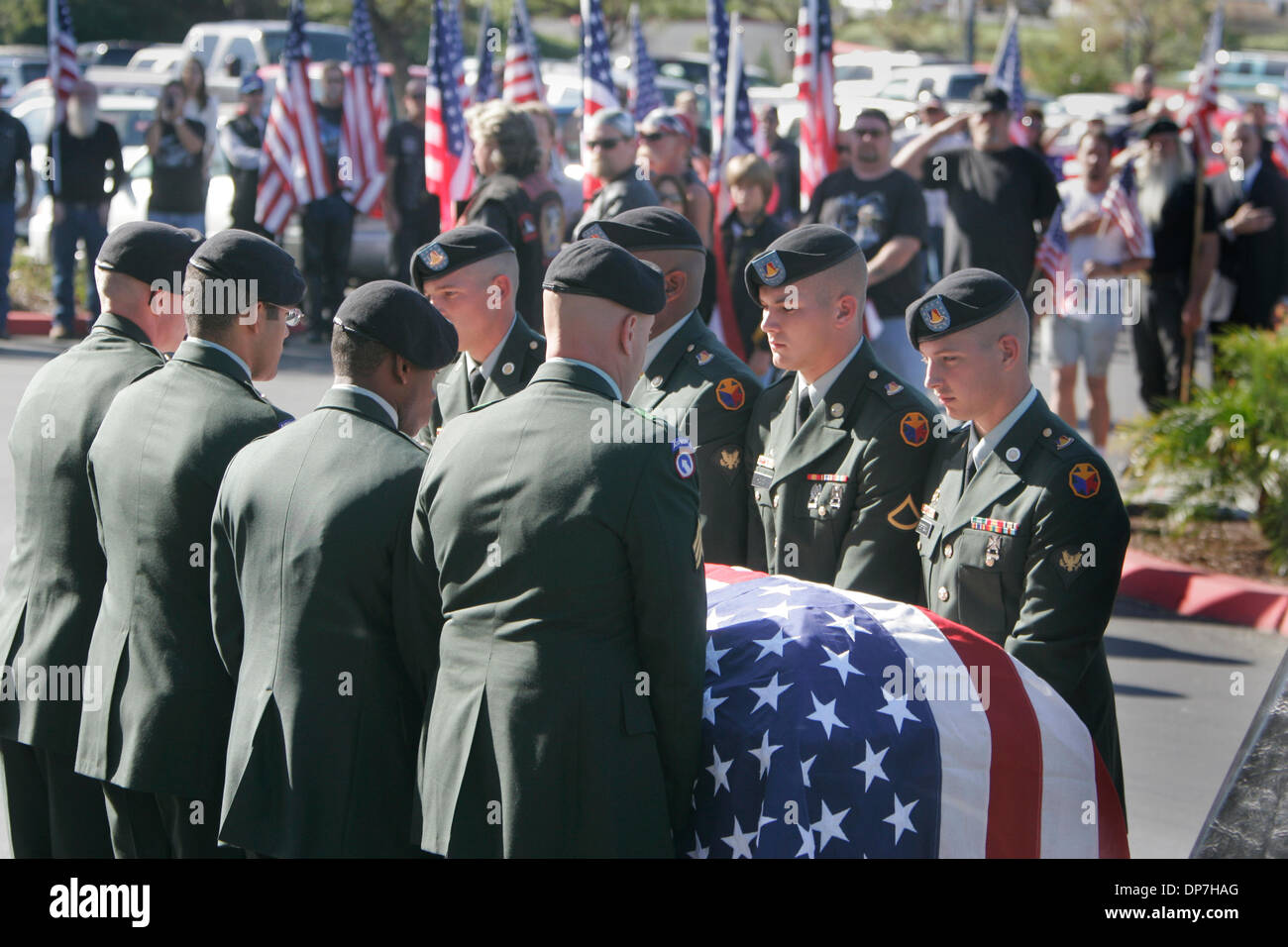 21. Oktober 2006; Santee, Kalifornien, USA; Der 2. durchgeführt Transportation Company, Fort Irwin, US Army, die Reste der Armee Sgt. Joseph W. Perry, eine East County Wohnsitz am 2. Okt. von einem Scharfschützen im Irak getötet.  Perry war Absolventin Granithügel. Die Trauerfeier fand in der Vertrauensseligkeit Community Church in Santee.  Obligatorische Credit: Foto von Scott Linnett/SDU-T/ZUMA Press. (©) Copyright Stockfoto