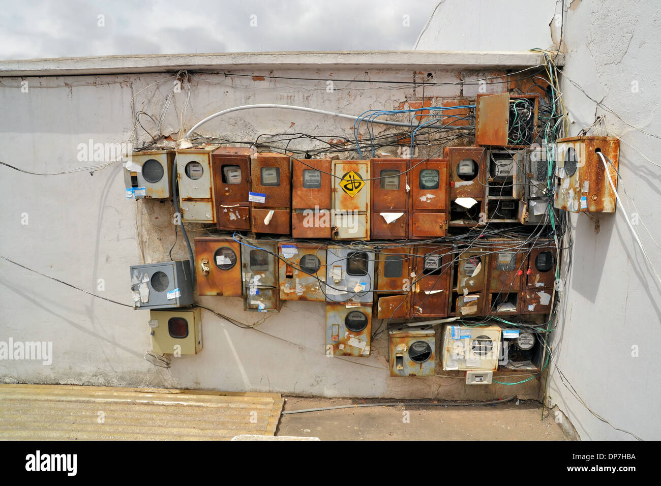 alten rostigen, schmutzig und veraltete Sicherungskästen und Steckdosen in Bolivien Stockfoto