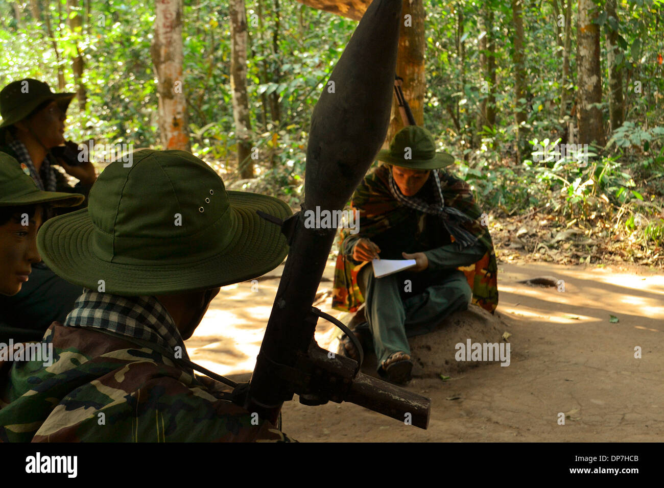 Marionetten der Vietcong-Kämpfer in den Dschungel mit ihren Waffen in Cu Chi, Vietnam Stockfoto