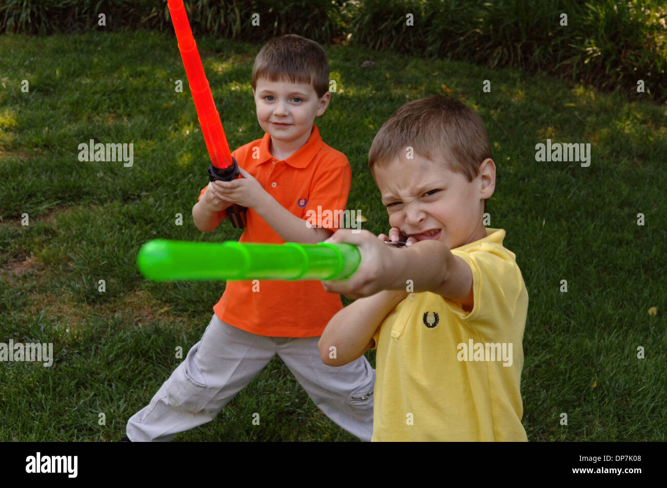 20. November 2006; Lawrenceville, GA, USA; Junge Brüder spielen Schlacht in ihrem Hinterhof mit "Star Wars" Lichtschwerter. Obligatorische Credit: Foto von Robin Nelson/ZUMA Press. (©) Copyright 2006 von Robin Nelson Stockfoto
