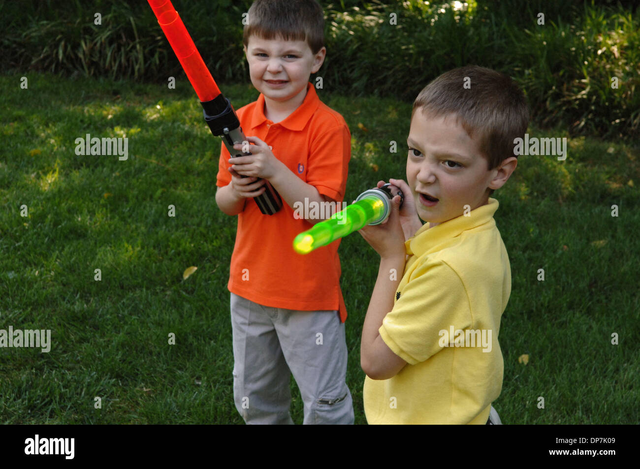 20. November 2006; Lawrenceville, GA, USA; Junge Brüder spielen Schlacht in ihrem Hinterhof mit "Star Wars" Lichtschwerter. Obligatorische Credit: Foto von Robin Nelson/ZUMA Press. (©) Copyright 2006 von Robin Nelson Stockfoto